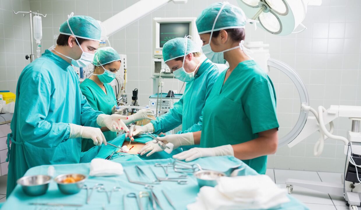 Οι χειρουργοί πραγματοποιούν μια επέμβαση για τη μεγέθυνση του πέους ενός άνδρα
